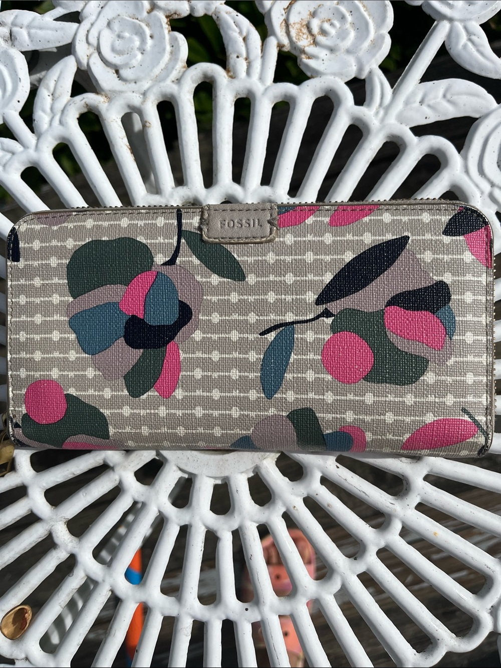 Fossil “Emma” Faux Leather Zip Around Wallet Retro Flowers